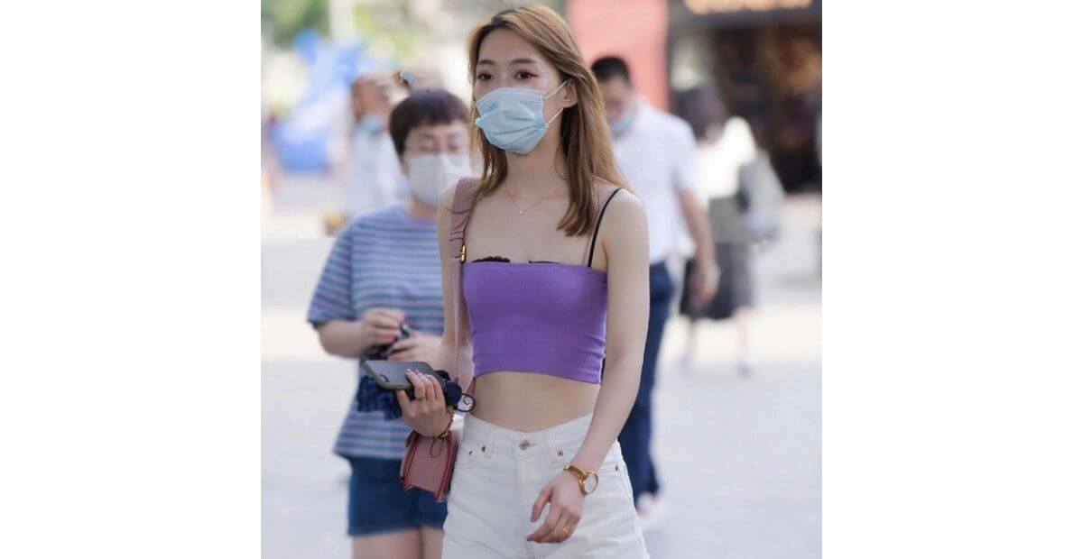 Áo hở vai, áo hai dây không nên mặc đi chùa