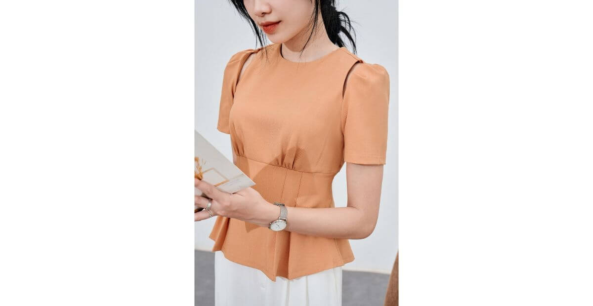 Áo kiểu chiết eo nhẹ, có đường ly lệch