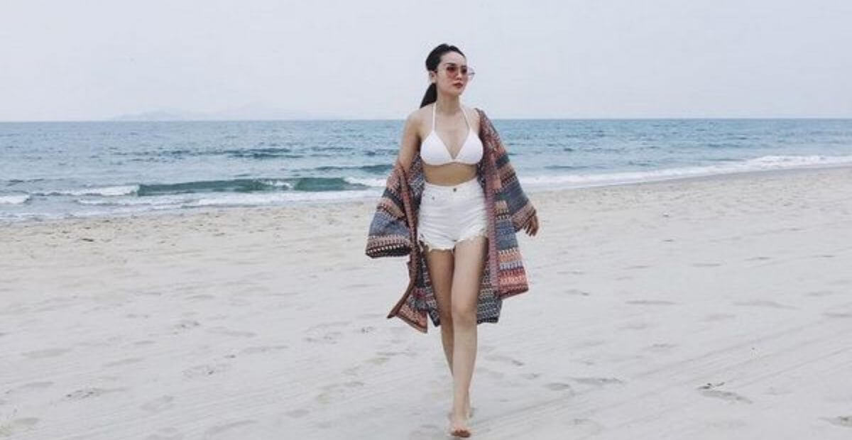 Áo sơ mi oversize và short jeans dành cho nàng phân vân đi dạo biển nên mặc gì