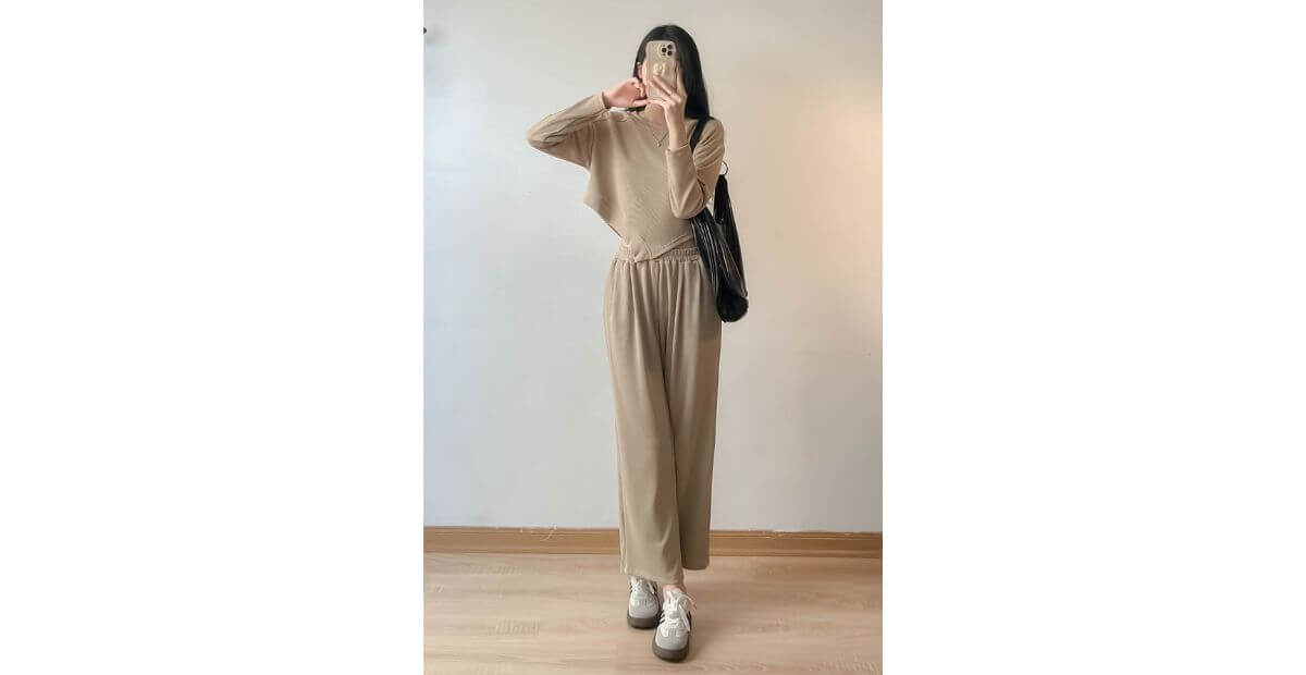Áo tunic dài và quần lửng hoặc ống rộng