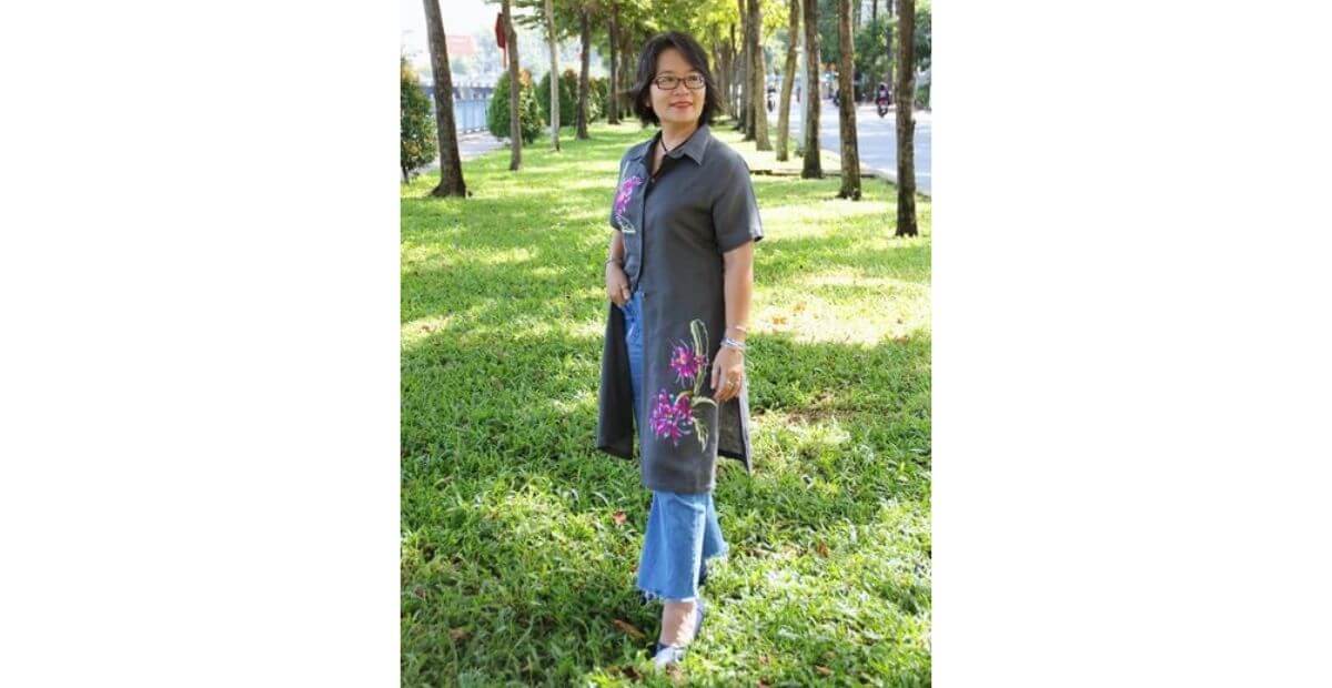 Áo tunic dáng dài và quần culottes lửng mix với túi cói