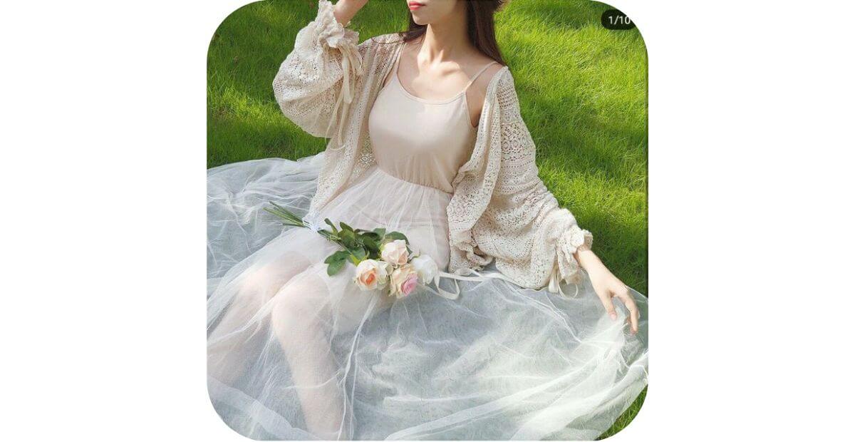 Đầm 2 dây bản nhỏ kèm áo khoác kimono voan phù hợp cho lựa chọn vai to mặc gì đi biển