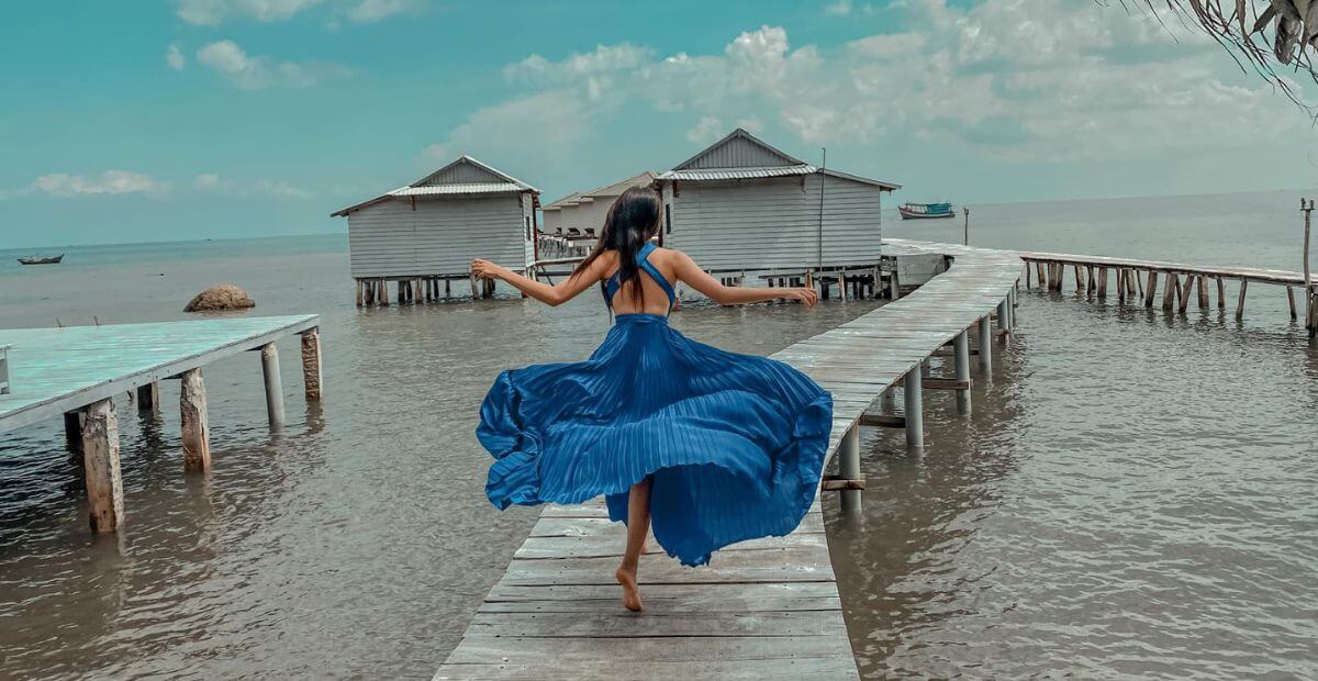 Đầm hai dây dáng suông hoặc xòe nhẹ