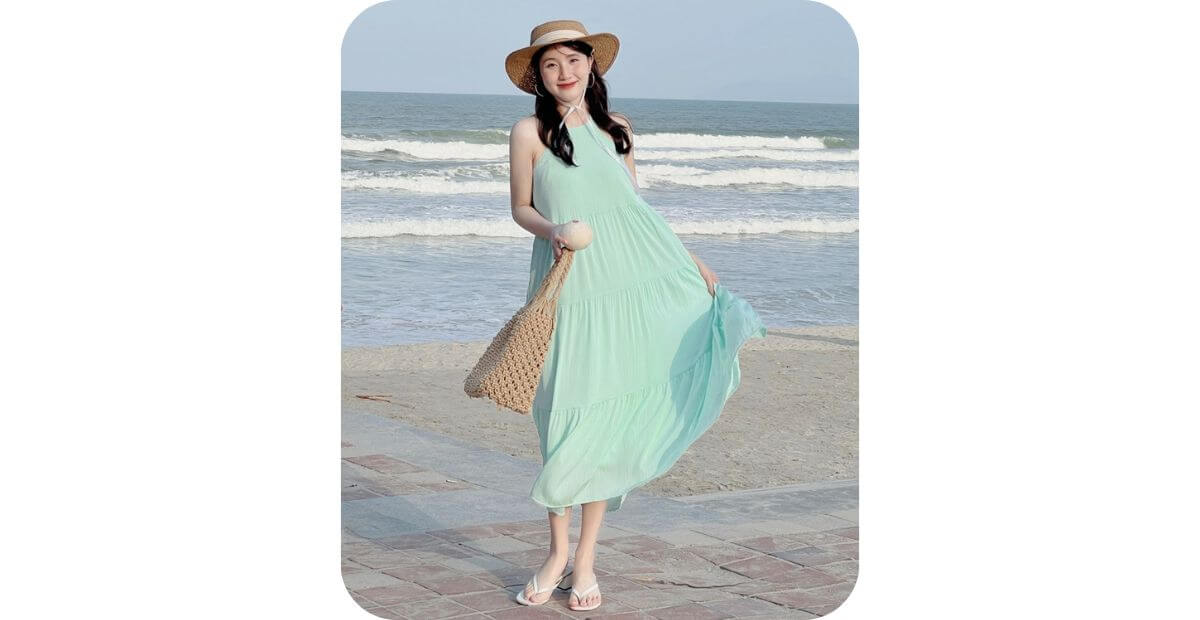 Đầm hai dây hoặc đầm babydoll phối đồ đi dạo biển nên mặc gì