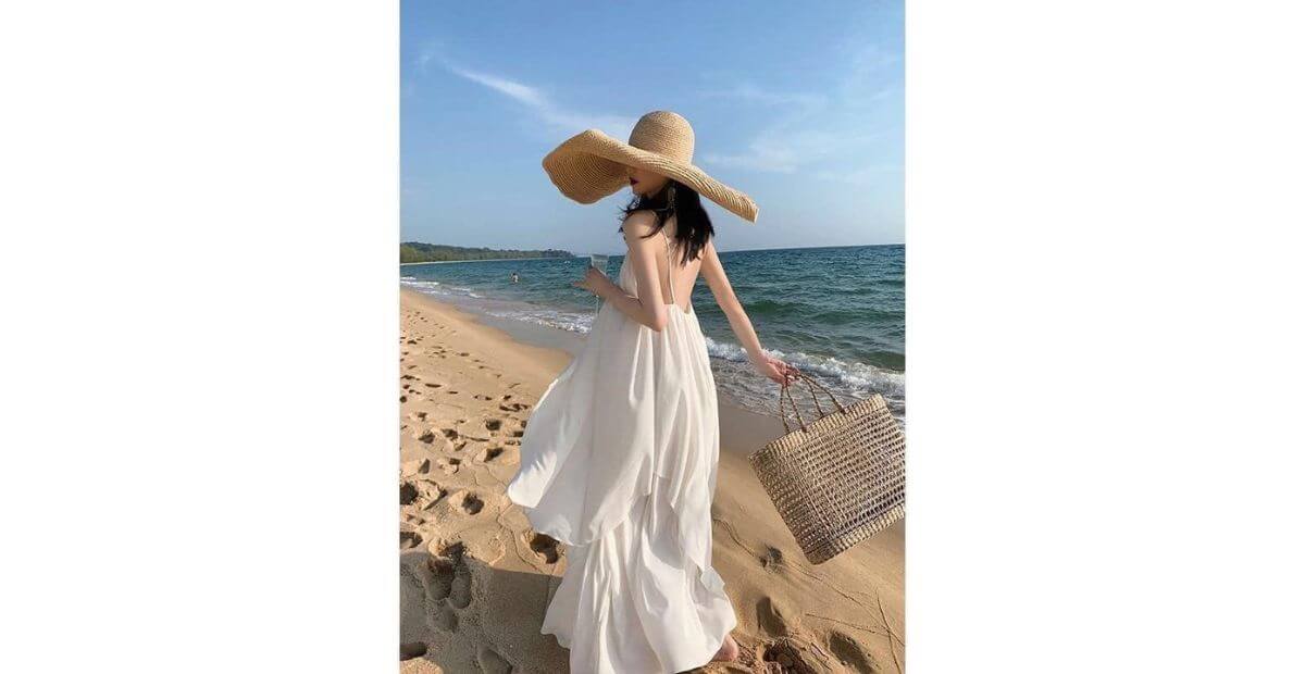 Đầm maxi xẻ tà và sandal cao phối đồ cho chân ngắn