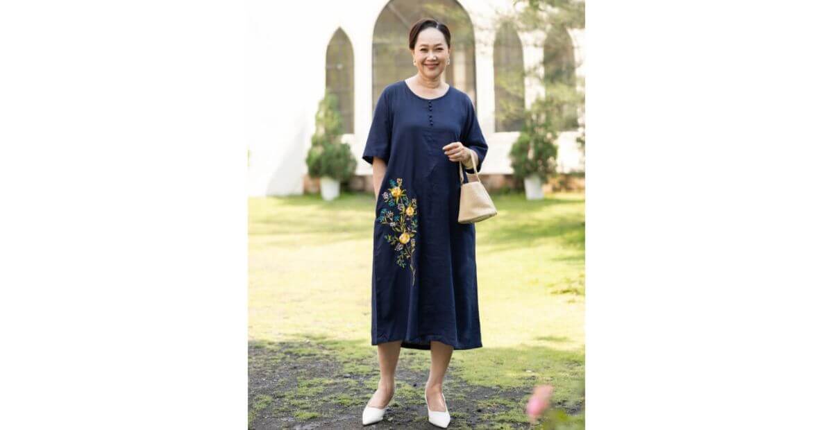 Đầm suông linen và khăn turban hoặc mũ cói rộng vành