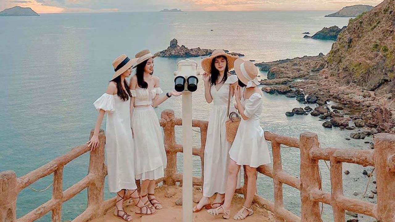 Đi biển không mặc bikini thì mặc gì