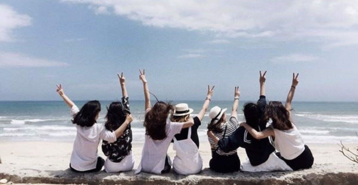 Đi biển nên mặc váy màu gì để chụp hình đẹp nhóm team