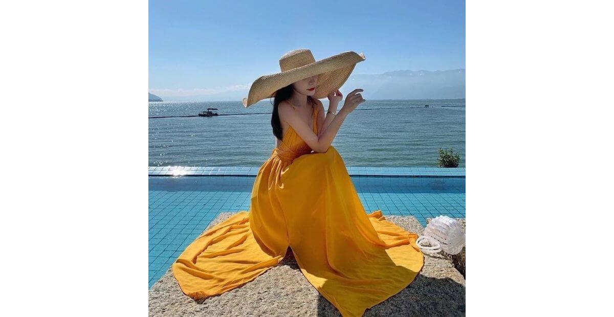 Gợi ý đi biển mặc váy màu gì vào buổi trưa