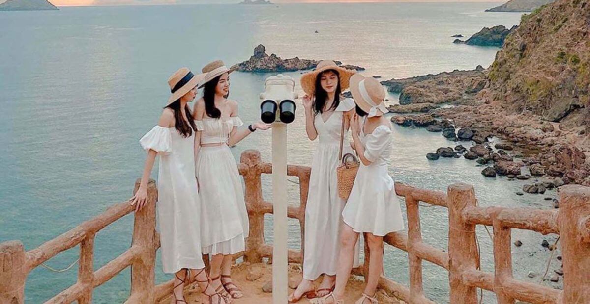 Gợi ý trang phục theo thời điểm trong ngày khi đi biển mùa đông