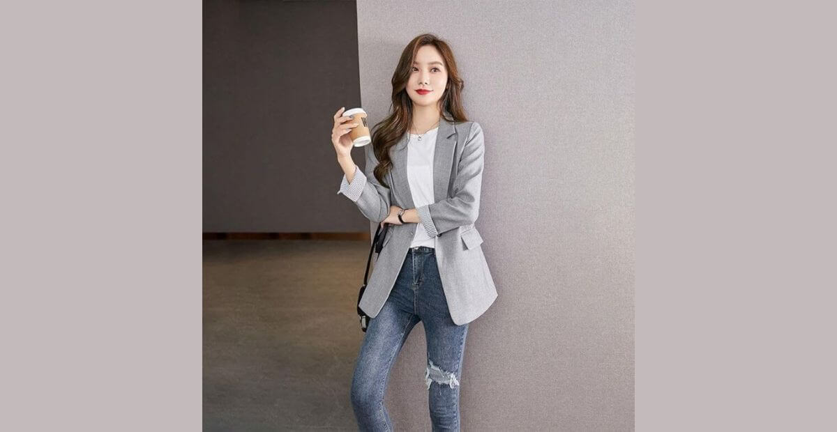 Jeans tối màu và blazer phá cách