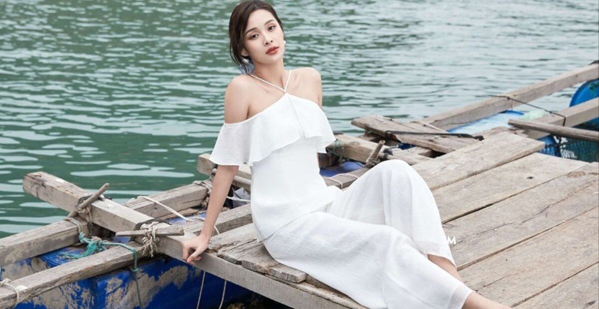 Jumpsuit lụa dáng dài và dép bản lớn