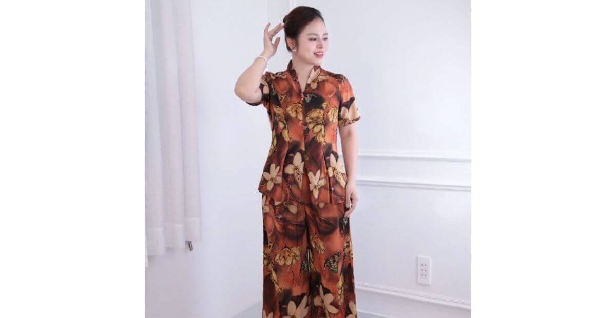 Jumpsuit ống rộng và áo choàng voan ngoài