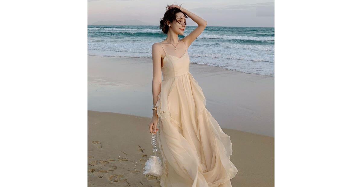 Màu nude hoặc be sáng phù hợp phối đồ đi biể mặc màu gì để lên hình xinh