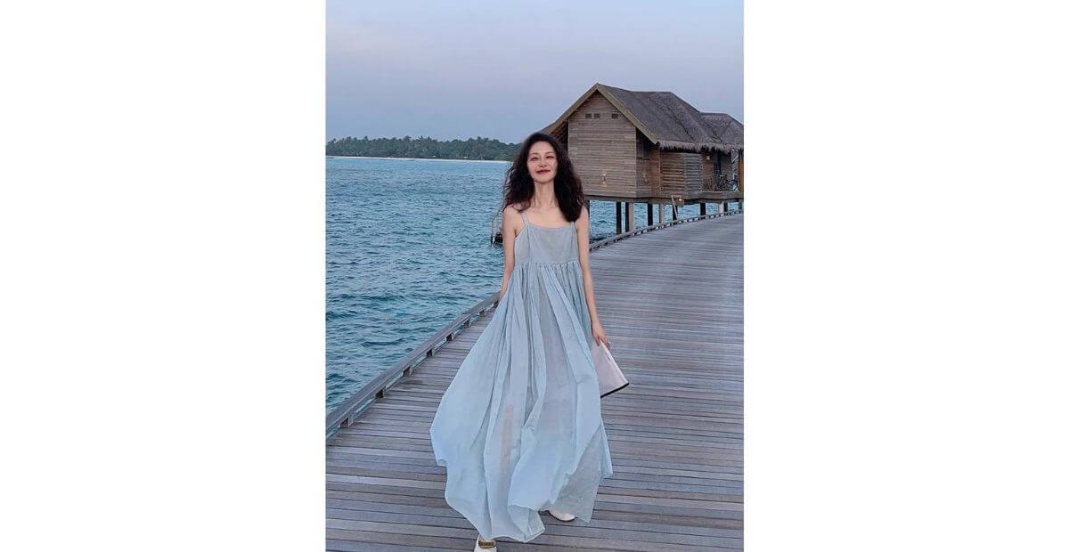 Maxi 2 dây trơn màu mix khăn turban và túi lưới