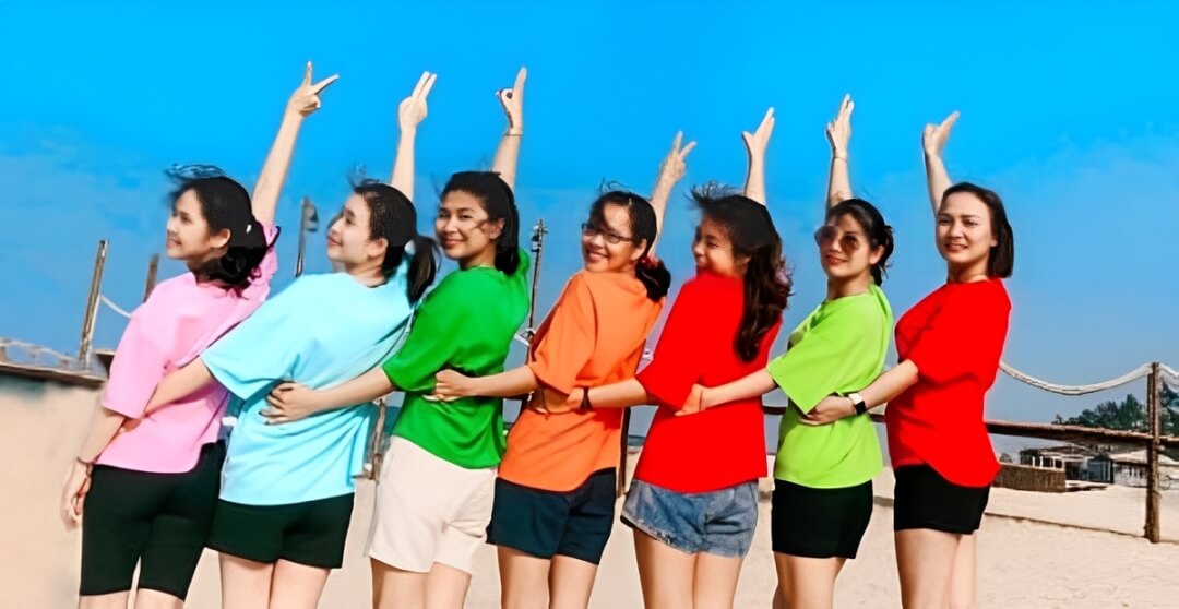 Những màu nên tránh khi đi biển để tránh dìm dáng và chìm ảnh