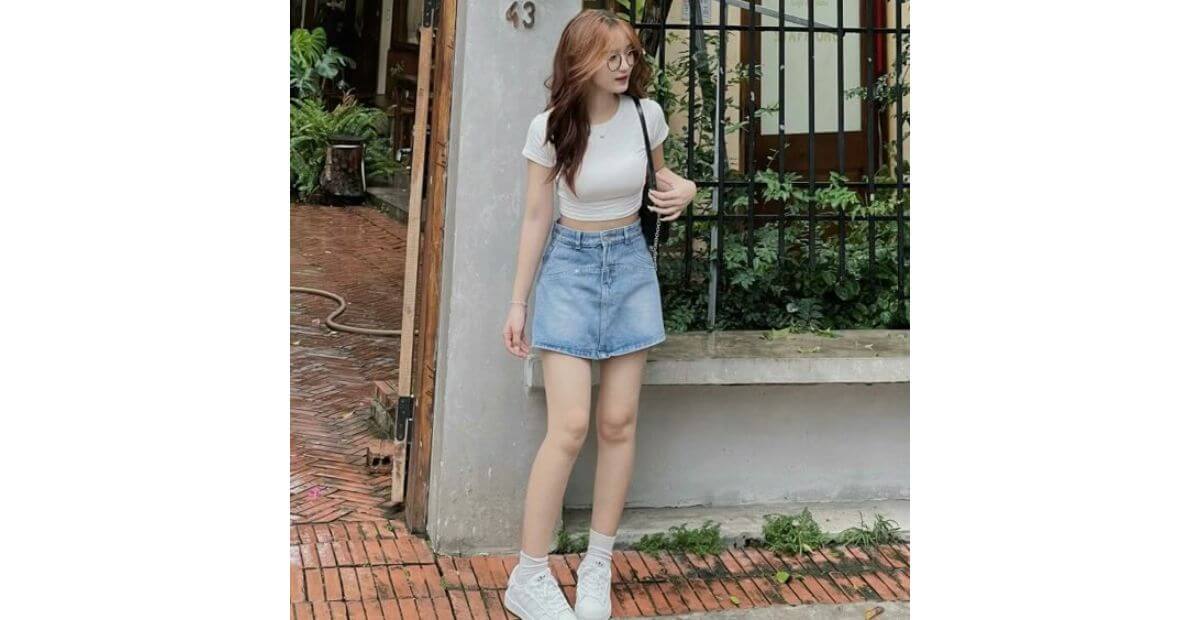 Set áo croptop và chân váy ngắn trẻ trung, năng động