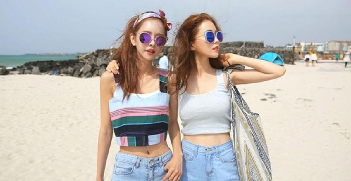 Set áo croptop và quần short vải kèm kính mắt gọng to