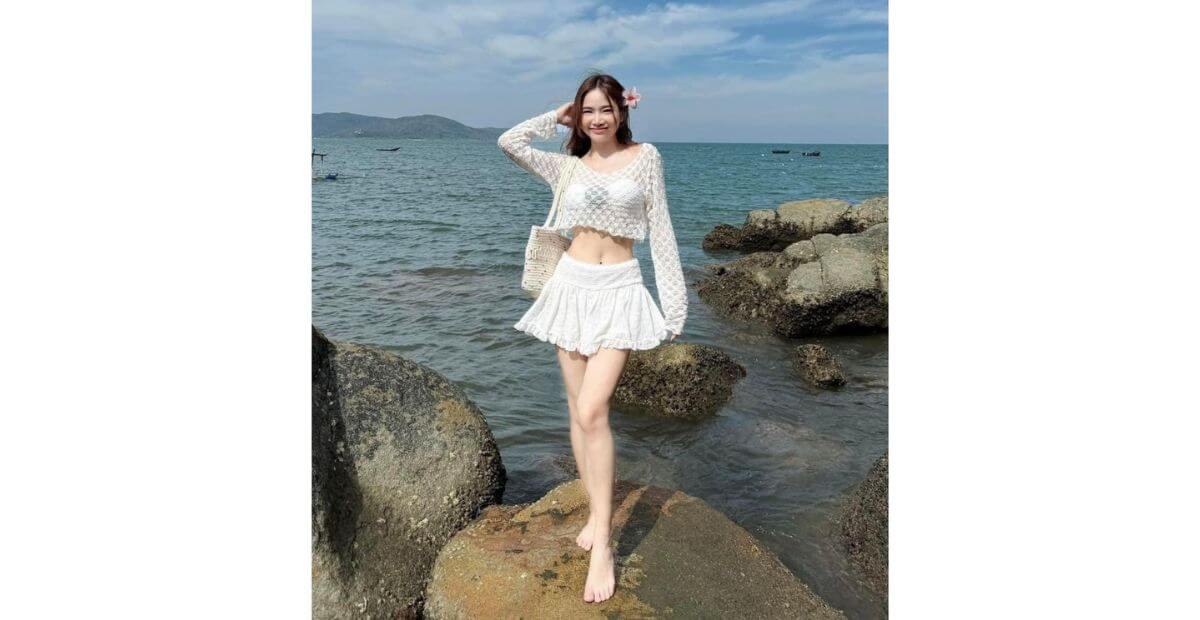 Set croptop và chân váy hoặc shorts phù hợp lựa chọn đi dạo biển nên mặc gì