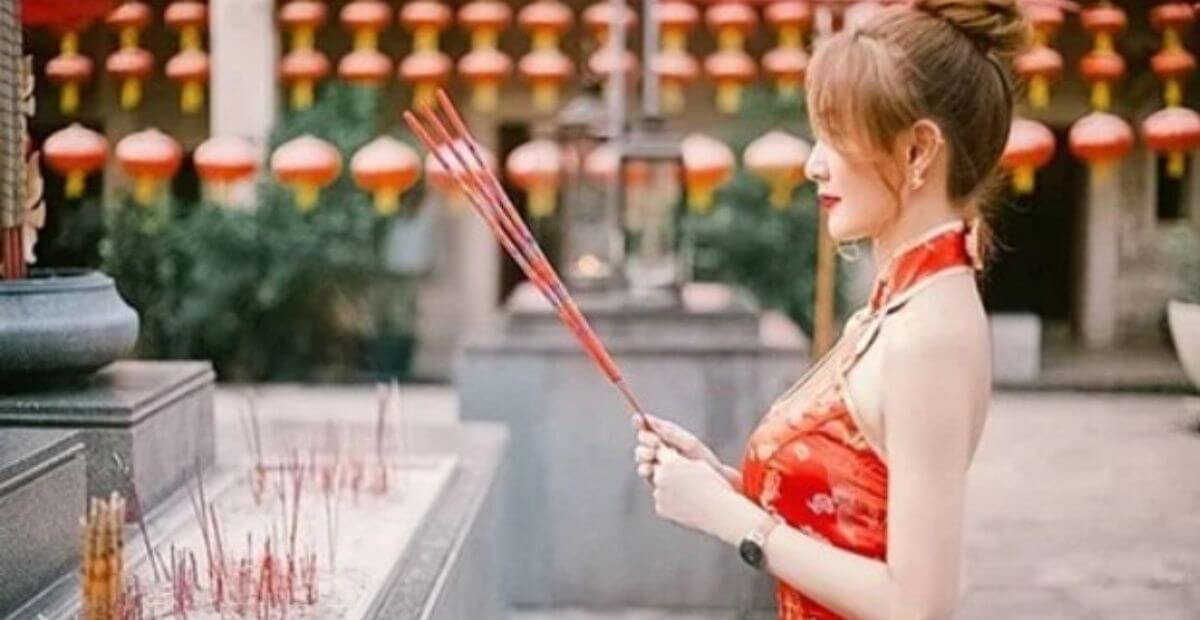 Trang phục màu sắc quá chói neon đỏ chói ánh kim