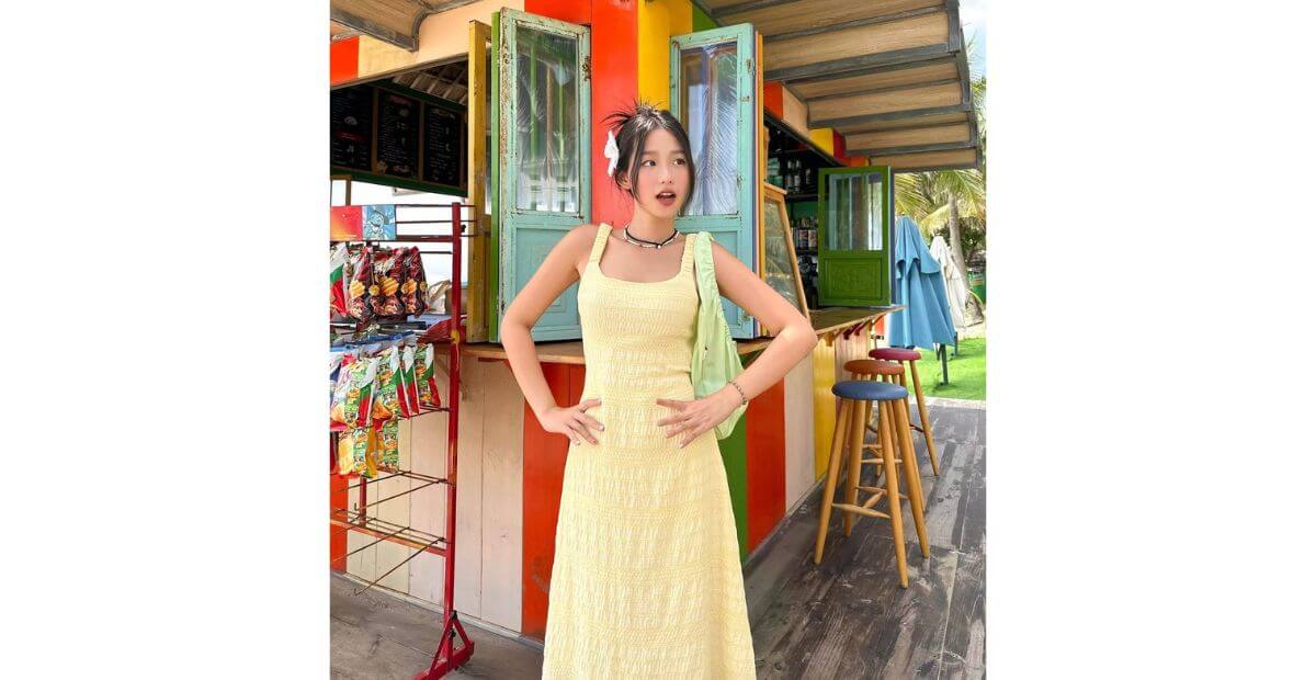 Vàng chanh hoặc vàng bơ gam màu hot trend của năm nay cho nàng lựa chọn đi biển mặc màu gì