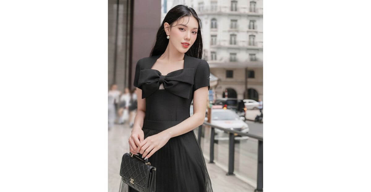 Váy cổ vuông hoặc cổ tròn rộng làm đầy phần vai cổ