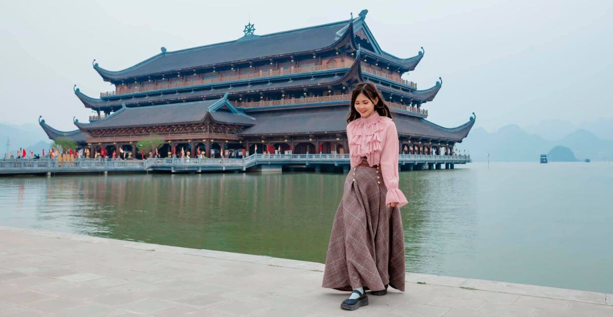 Váy dài qua gối và áo sơ mi dài tay