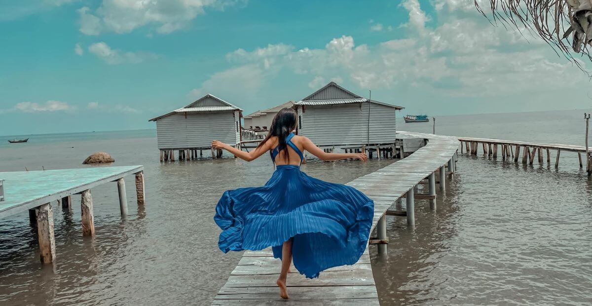 Váy maxi hở lưng phù hợp lựa chọn mặc maxi đi biển