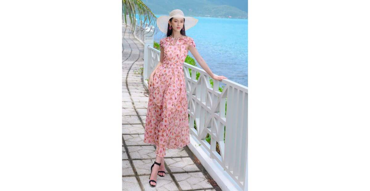 Váy maxi hoa nhí kèm mũ cói và sandal dây mảnh