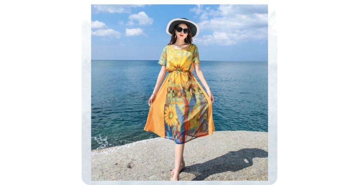 Váy maxi hoa nhí mix mũ rộng vành và sandal đế bệt