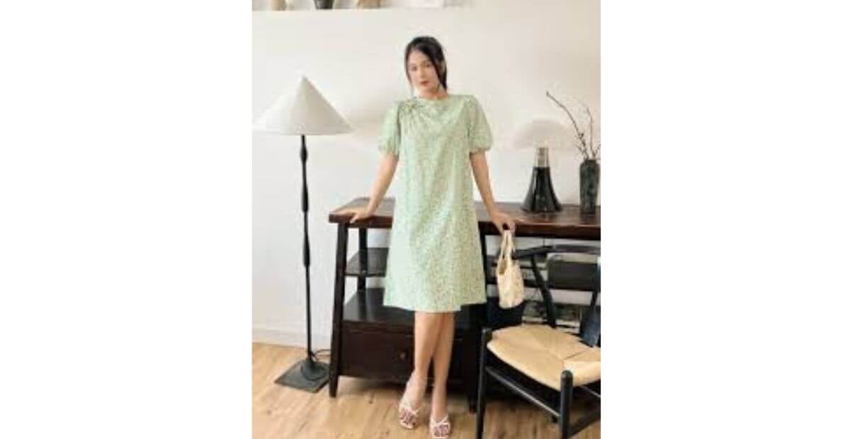 Váy thun suông tay lỡ và túi vải bố hoặc giỏ cói